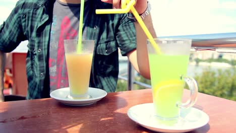 Joven-Bebiendo-Limonada-En-El-Café
