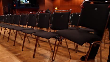 Konferenzsaal-Sitze-Werden-Fertig