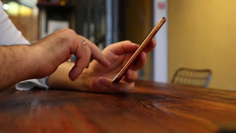 Using-Mobile-Phone-In-Restaurant