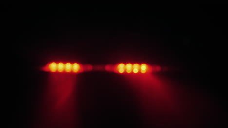 Descarga Gratis Vídeos De Stock De Las Luces Rojas Y Azules Del Coche De  Policía Parpadean En La Oscuridad. Descarga Clips De