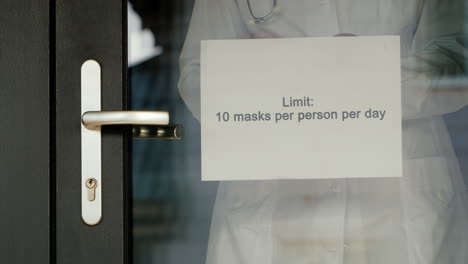 Announcement-On-The-Pharmacy-Door-About-The-Limit-Of-Sales-Of-Medical-Masks