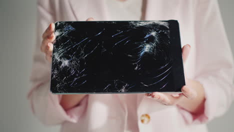 Eine-Frau-Hält-Ein-Tablet-Mit-Kaputtem-Bildschirm