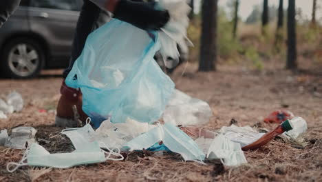 Volunteer-picks-up-garbage-in-a-forest