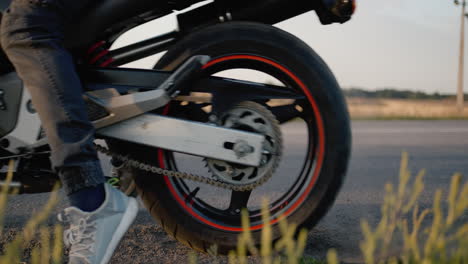 The-wheel-of-the-motorcycle-spins