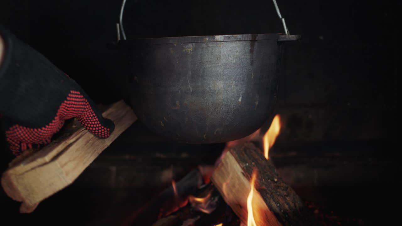 Vidéo de stock Premium Une casserole est suspendue dans le poêle à