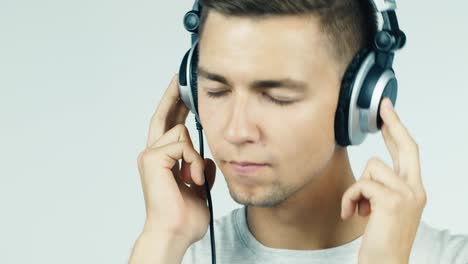 Portrait-of-a-young-man-listening-to-music-with-headphones