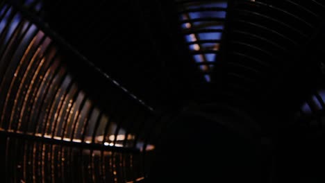 Lichtstrahlen-Scheinen-Durch-Die-Flügel-Eines-Rotierenden-Industrielüfters