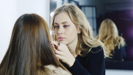 Make-up-Der-Make-up-Künstlerin-Der-Jungen-Frau-In-Einem-Studio