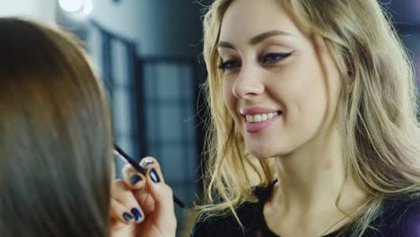 Make-up-Der-Make-up-Künstlerin-Der-Jungen-Frau-In-Einem-Studio-3