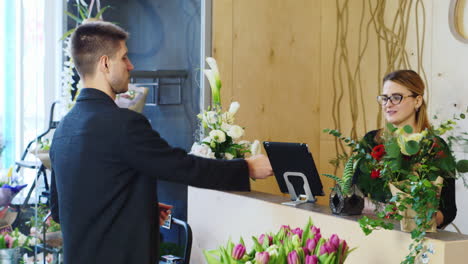 A-young-businessman-buys-a-bouquet-in-a-flower-shop-2