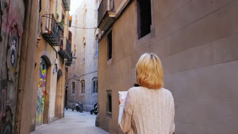 Eine-Frau-Mit-Einer-Karte-In-Der-Hand-Geht-Durch-Die-Engen-Straßen-Des-Gotischen-Viertels-In-Barcelona-2