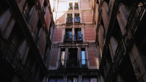 Schmale-Straßen-Gotisches-Viertel-Von-Barcelona-2