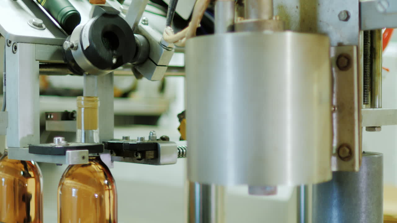 Vidéo de stock Premium Production de vin et mise en bouteille dans