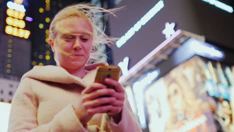 Young-Woman-In-Pink-Coat-Typing-Sms-On-The-Phone-3