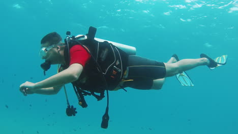 Novice-Diver-Learns-To-Swim-With-Scuba-Diving-Gear-1