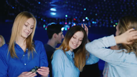 Young-People-Dancing-In-A-Disco-Club-6