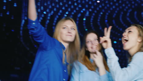 Young-People-Dancing-In-A-Disco-Club-7