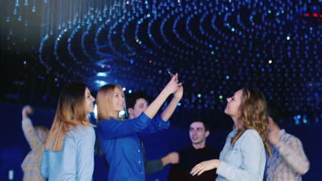 Young-People-Dancing-In-A-Disco-Club-8