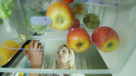 Woman-Makes-An-Easy-Fruit-Snack