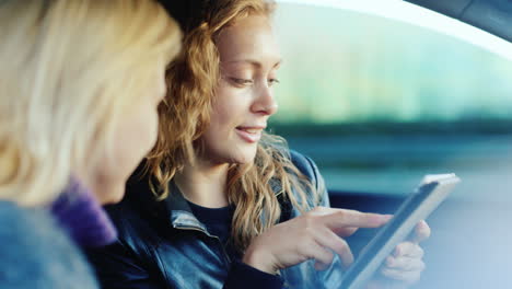 Two-Women-Communicate-Inside-The-Car-1
