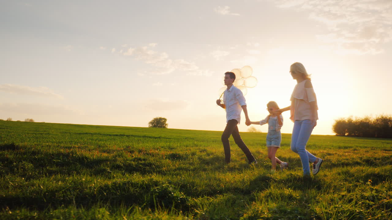 Vidéo de stock Premium Une femme avec des enfants son fils et sa