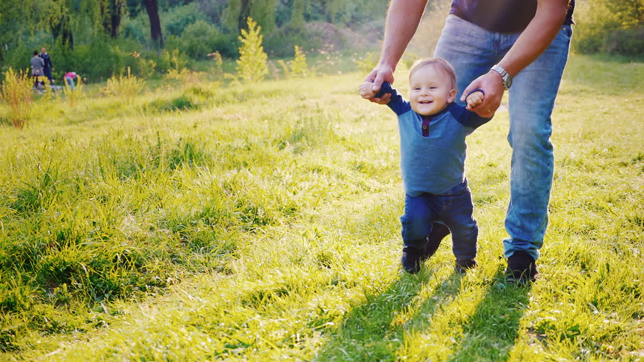 Vídeo Premium - Papá le enseña a su hijo a caminar