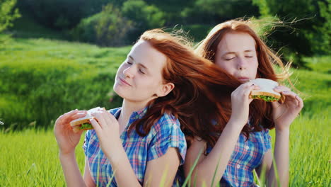 Two-Twins-Of-A-Teenage-Girl-Eat-Sandwiches