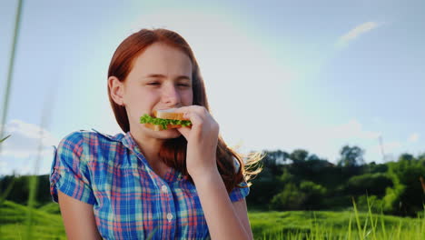 Retrato-De-Una-Adolescente-Comiendo-Un-Sándwich