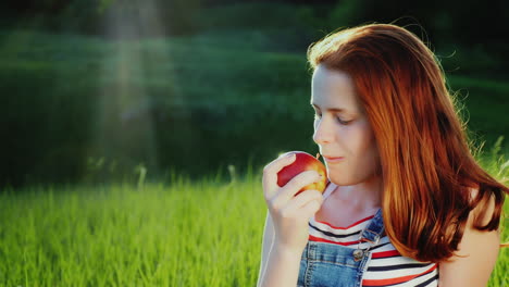 Porträt-Eines-Mädchens,-Das-Einen-Roten-Apfel-Isst