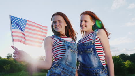 Zwei-Süße-Rothaarige-Mädchen-Im-Teenageralter-Mit-Einer-Amerikanischen-Flagge
