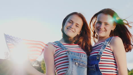 Porträt-Von-Zwillingsmädchen-Mit-Amerikanischer-Flagge-1