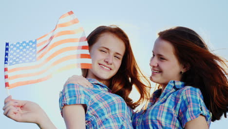 Zwei-Junge-Frauen-Mit-Der-Amerikanischen-Flagge-1