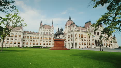 The-Hungarian-Parliament-Building-In-Budapest---A-Courtyard-With-A-Beautiful-Lawn