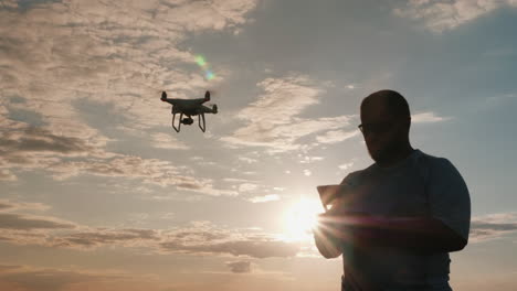 Der-Mann-Steuert-Die-Drohne,-Während-Die-Kamera-Ihr-Folgt-1