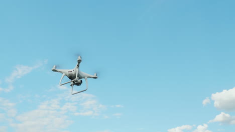 Hubschrauber-Gegen-Den-Blauen-Himmel-Mit-Weißen-Wolken