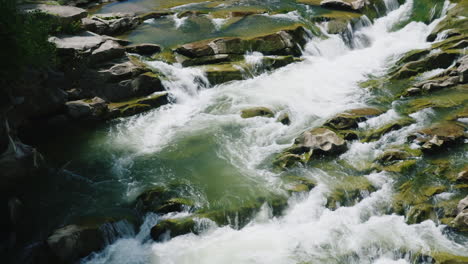 Der-Bach-Eines-Sauberen-Gebirgsflusses-Das-Wasser-Fließt-Durch-Große-Felsen